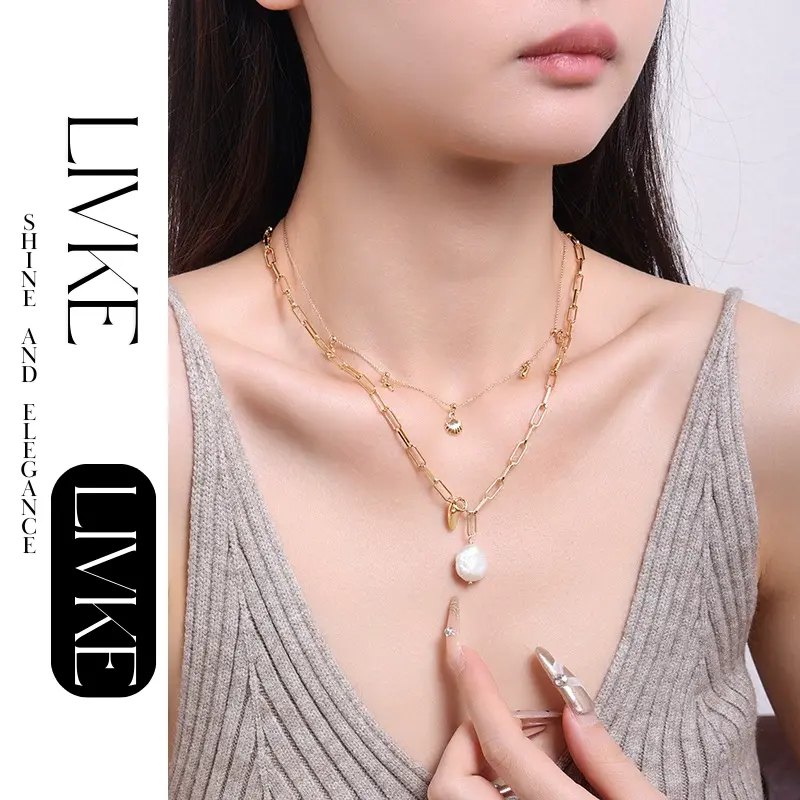 FY’s gold summer wave necklace with shell and zirconia pendant, styled with a straw hat for beachside elegance.