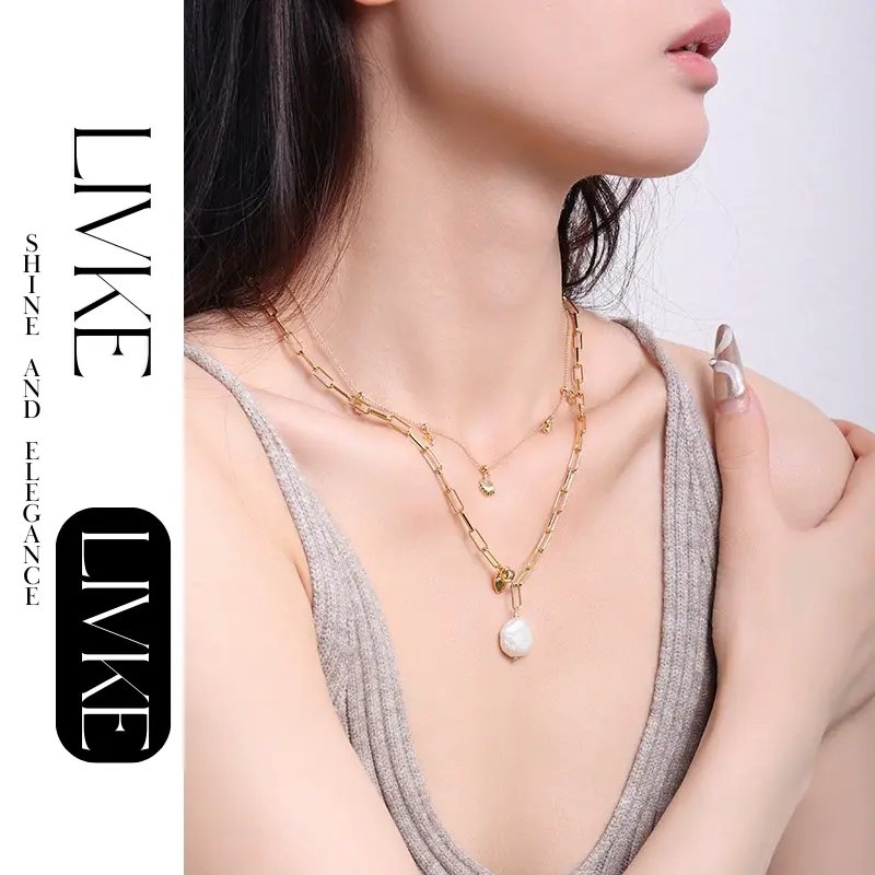 FY’s gold summer wave necklace with shell and zirconia pendant, styled with a straw hat for beachside elegance.