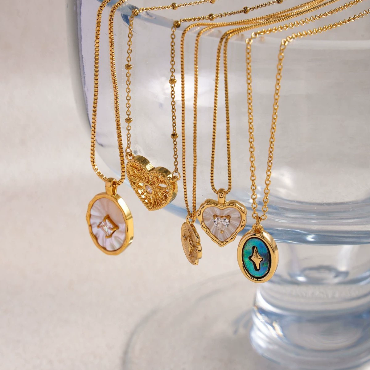 FY’s vintage malachite pendant necklace on a black velvet choker, styled for Art Deco-inspired evening elegance.