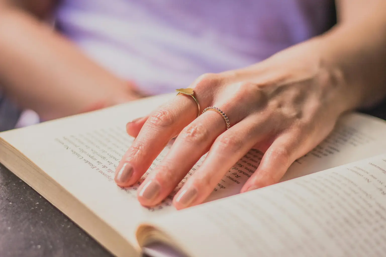 Discover the best hypoallergenic jewelry materials for sensitive skin! Learn why titanium, platinum, and pure gold are safe choices and explore FY’s allergy-friendly collections.